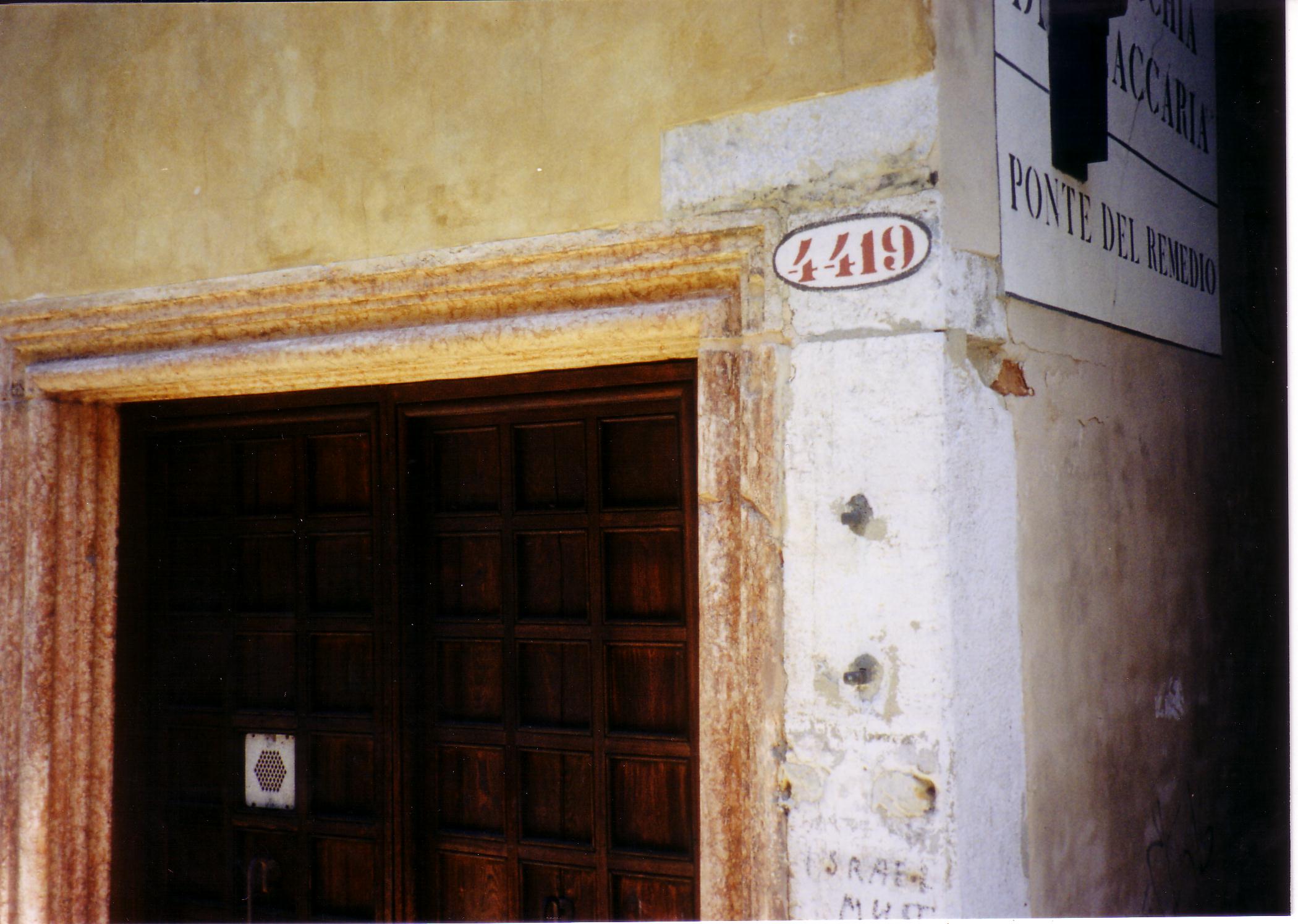 Ponte del Remedio and the entrance to Calle del Rimedio The address 4419 (Castello) can be seen indicating an entrance to Palazzo Soranzo dell Angelo.