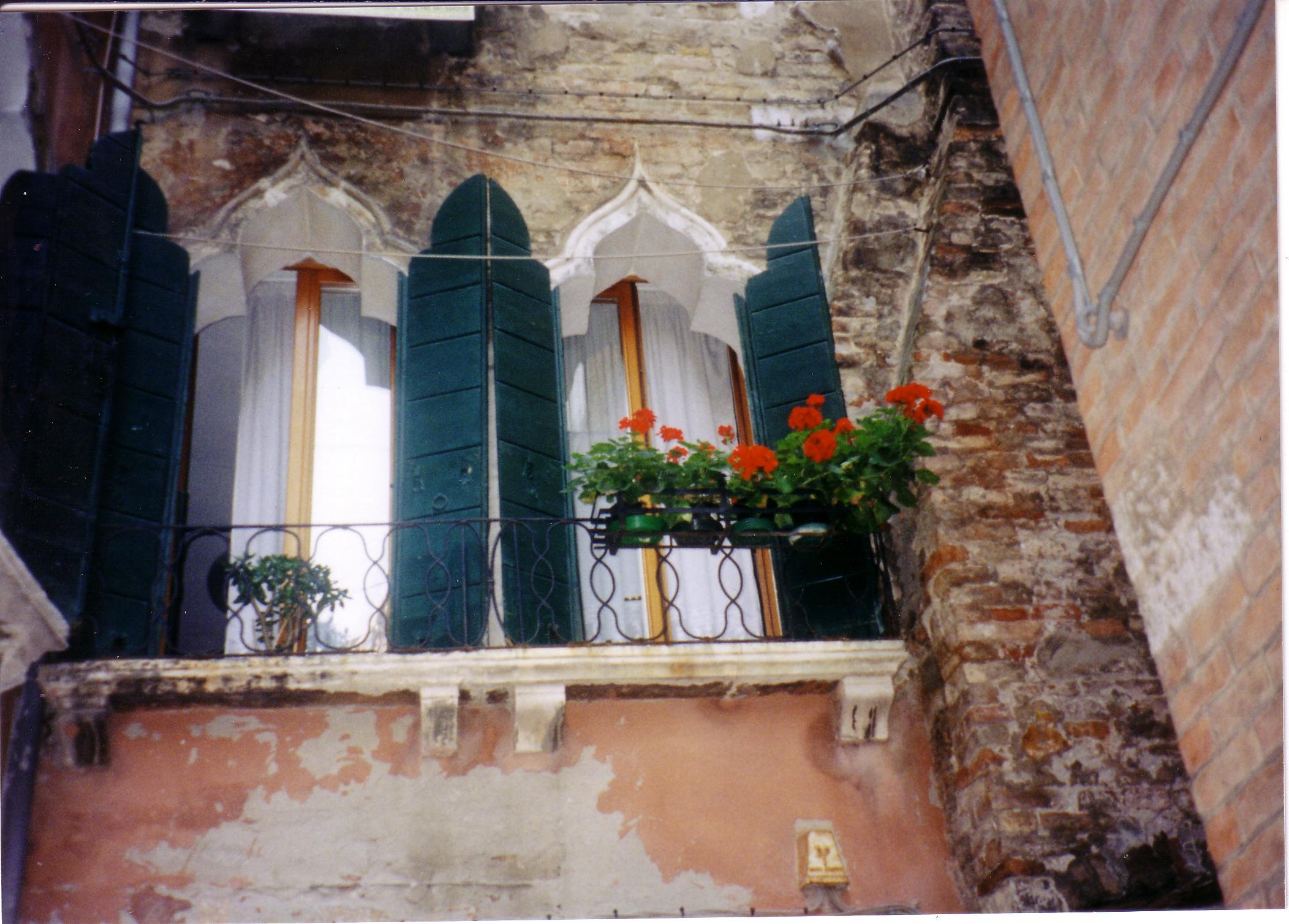 Windows in Calle della Madonna (Cannaregio  4410) close to the Salizzada del Pistor