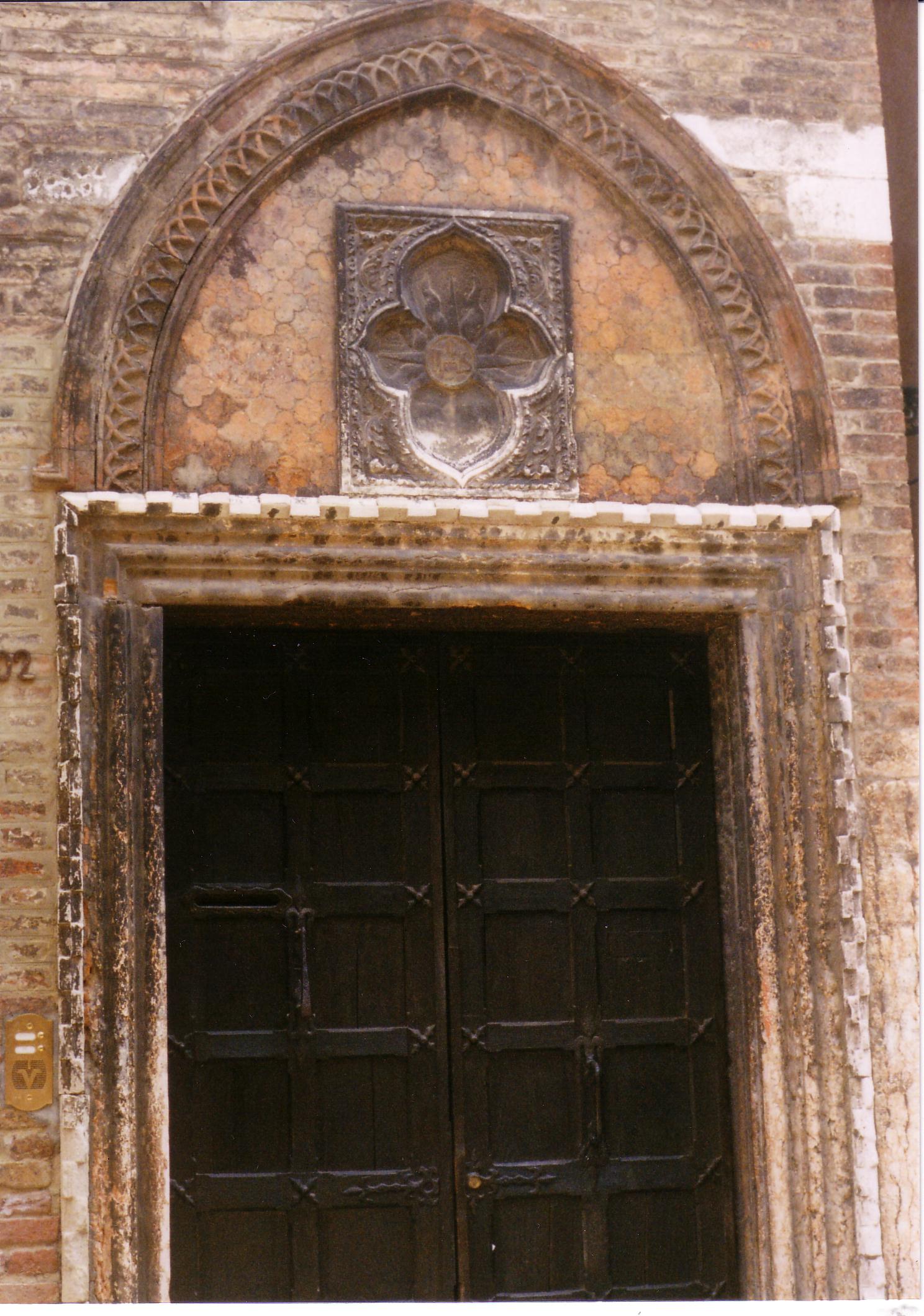 Door-Head: Probably Ca Bosso at Ponte S. Toma (S. Polo 2802)