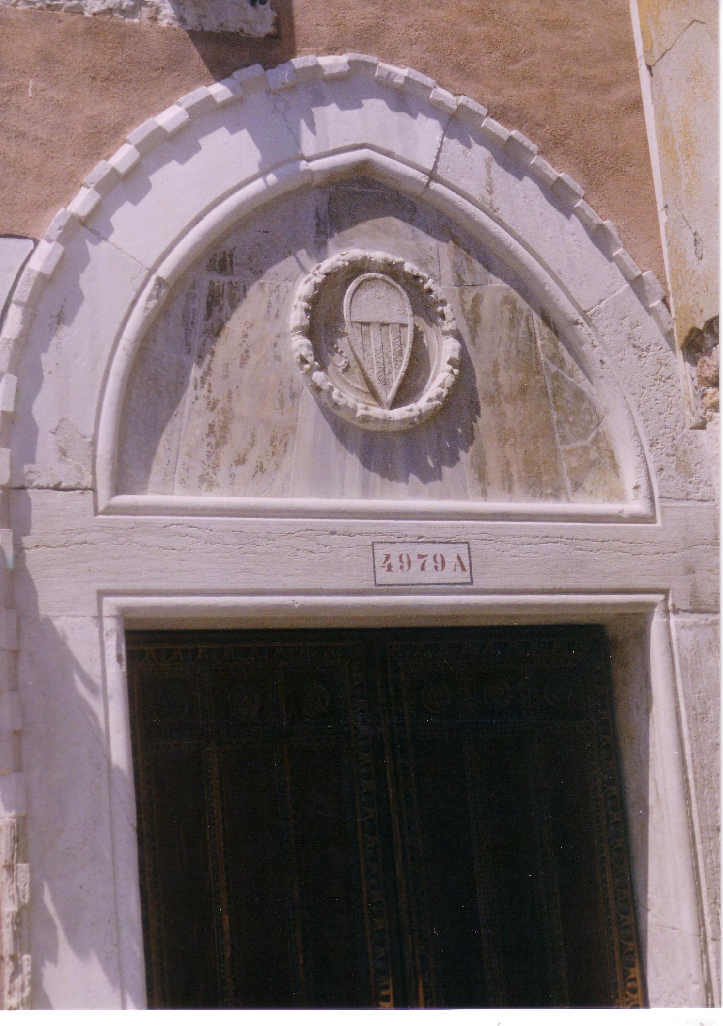 Doorhead Palazzo Priuli. Side door from Ponte del Diavolo (Castello 4979a)