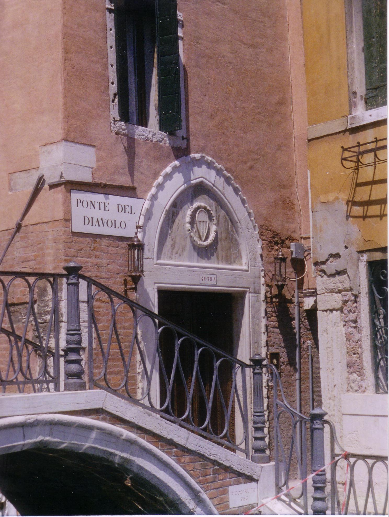 Ponte del Diavolo with side entrance to the Palazzo Priuli (Castello 4979a)