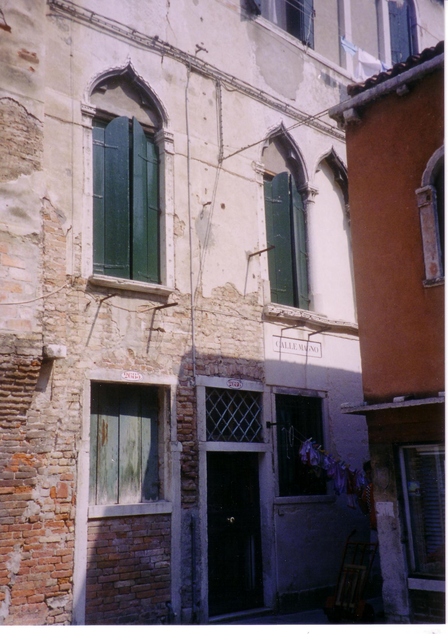 Entrance to Calle Magno (Castello 2690-2699) in which there is an entrance door to the Palazzo Magno