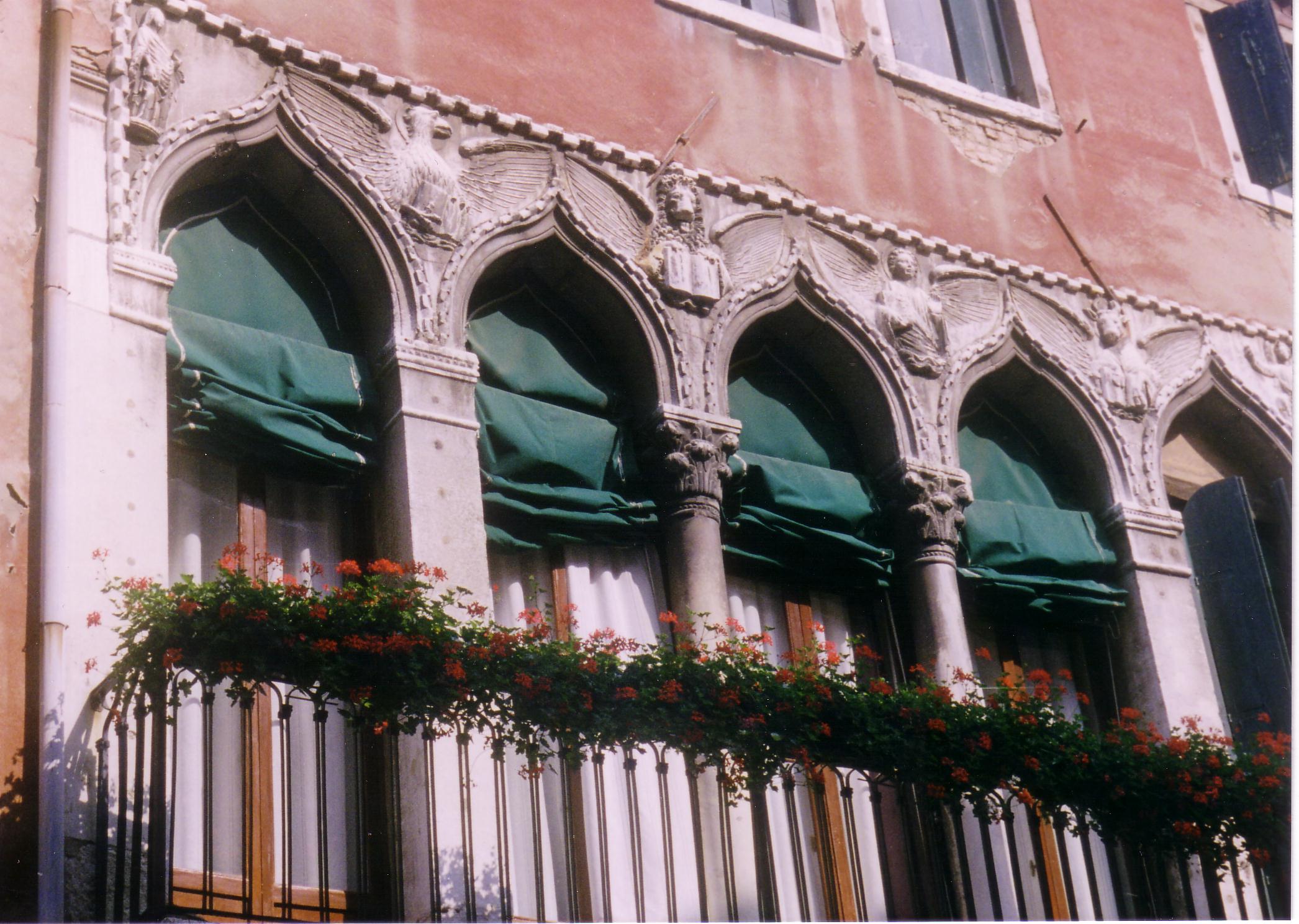 Windows: Palazzo Agnus Dei (S. Croce 2060)