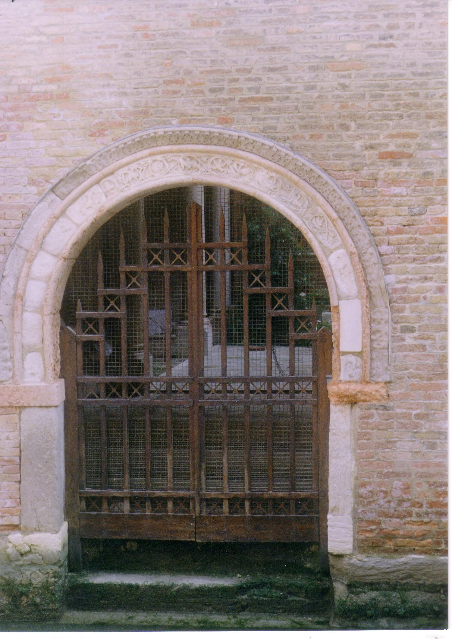 Round arch door at Ponte San Toma (S.Polo 2802)