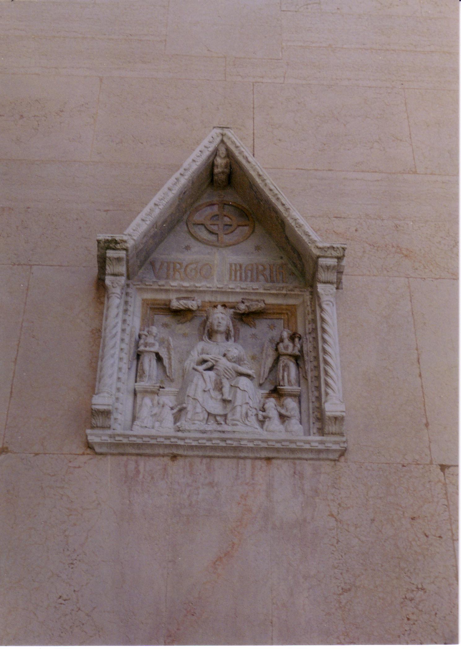 Exterior detail: Madonna Next to the door of the Accademia di Bell Arti