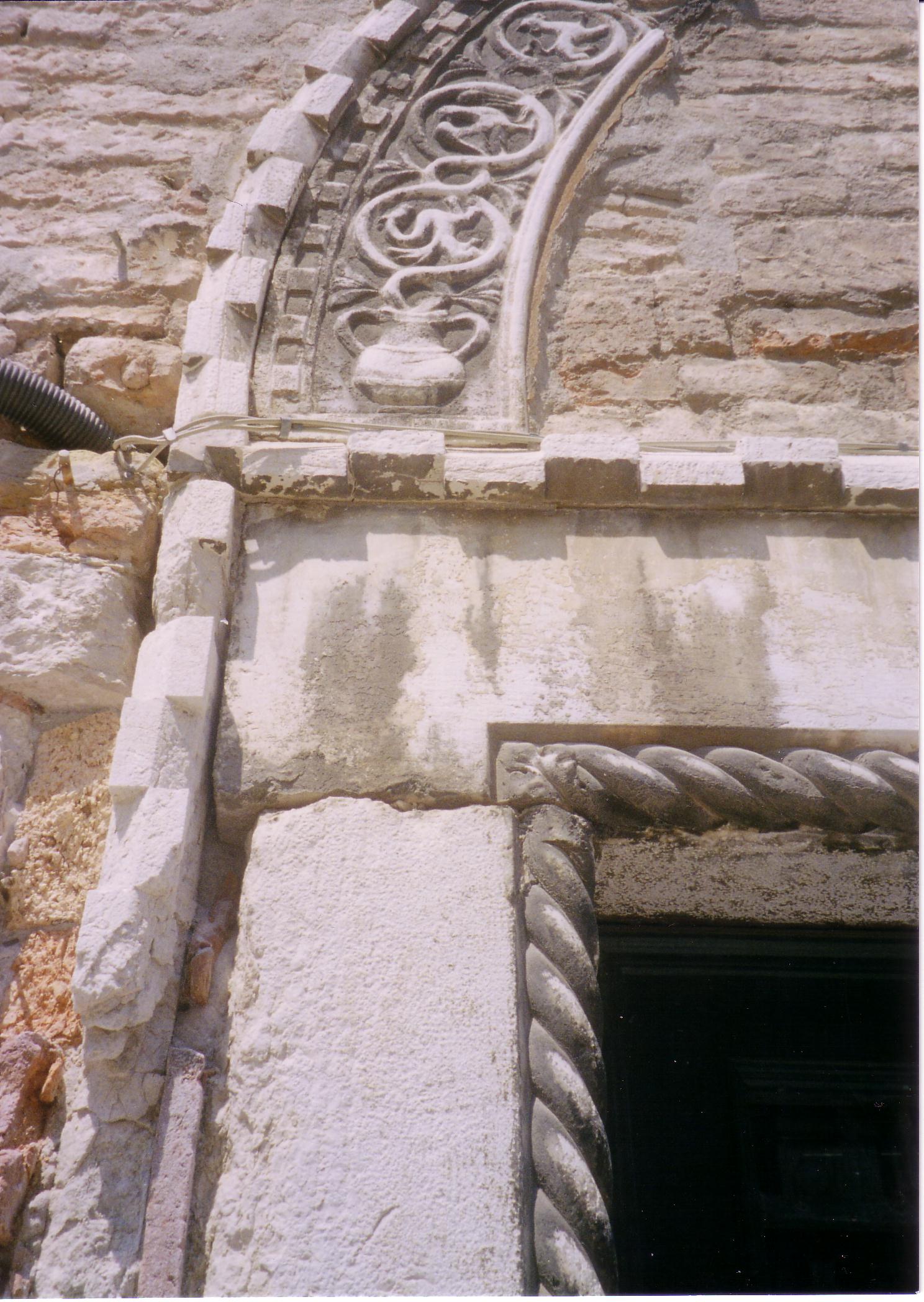 Door-Head detail: Fondamenta Venier Dai Leoni (Dorsoduro 707) Now part of the Guggenheim Art Gallery buildings (Collezione Peggy Guggenheim)