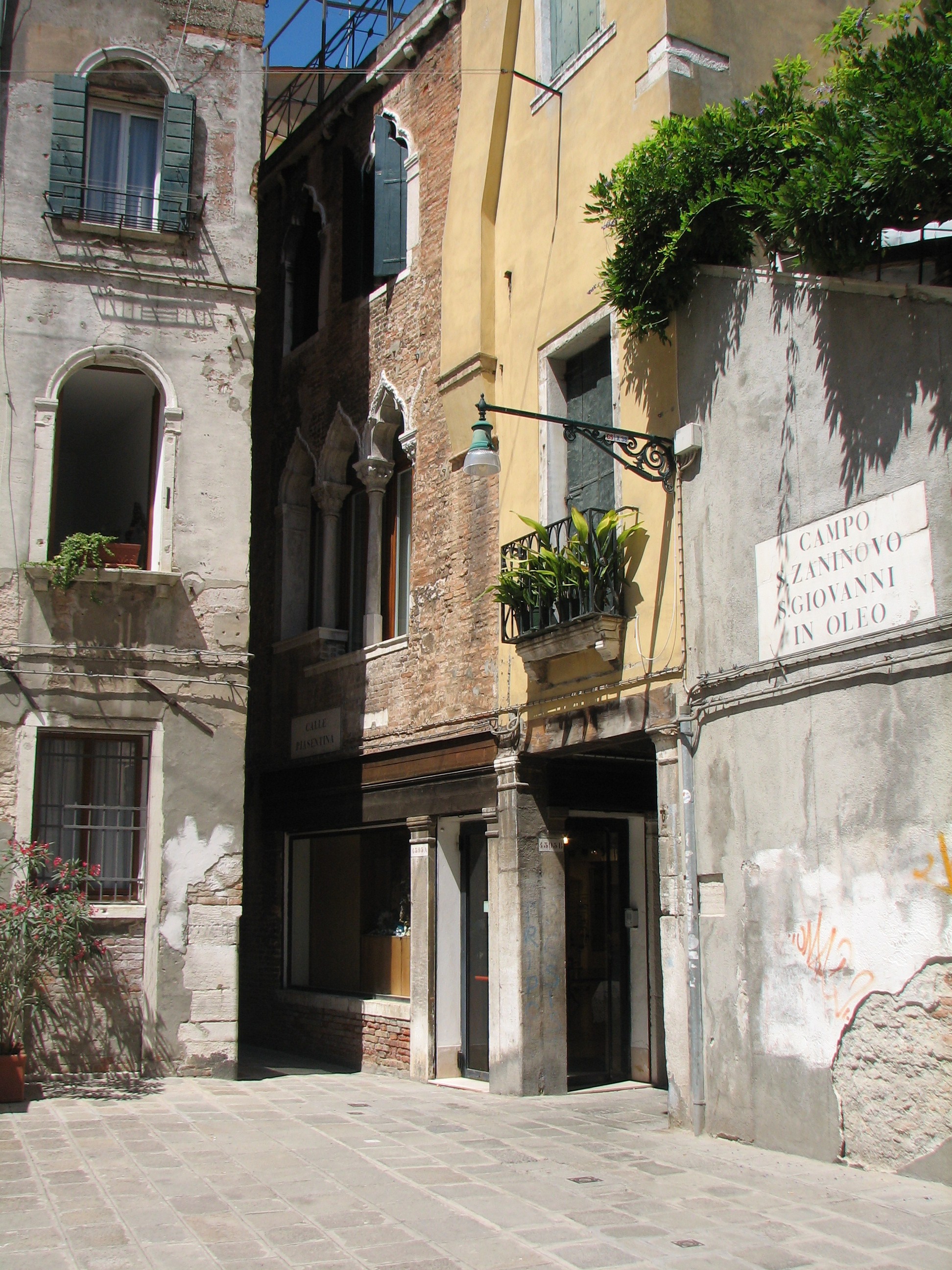 Entrance to Calle Piasentina (left) from Campo Zaninovo leading to House No 45,(Castello 4392) Ruskins dark and filthy alley Stp de la Stua entrance on the right.