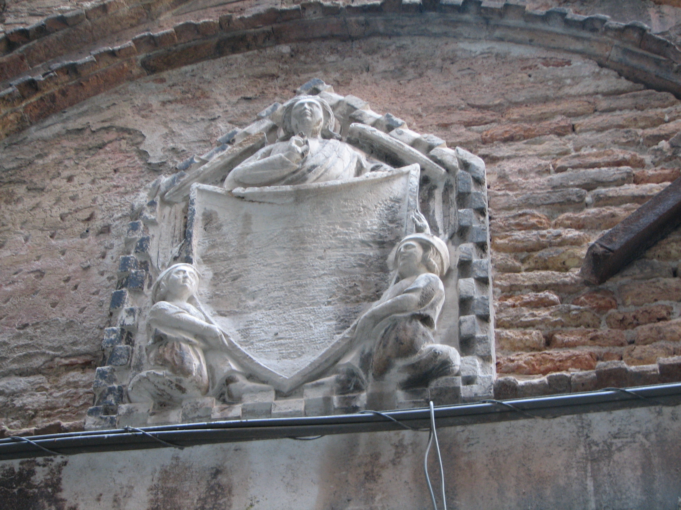 House No 45. Detail of shield and figures discussed by Ruskin DB.16L. (Castello 4392)CL Piasentina off S. Zaninovo.