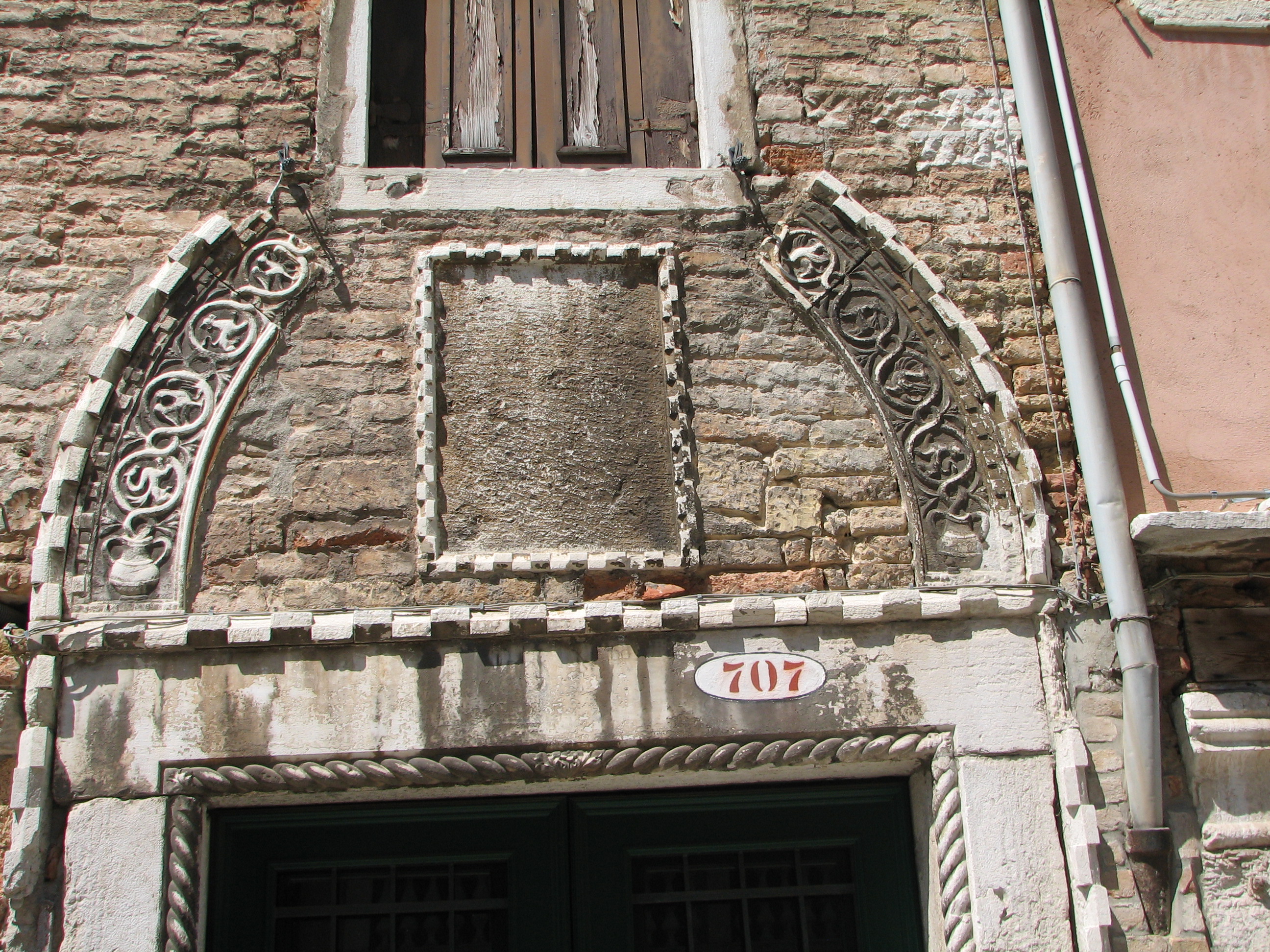 Door-Head, showing upper window cutting into arch: Fondamenta Venier Dai Leoni (Dorsoduro 707) Now part of the Guggenheim Art Gallery buildings (Collezione Peggy Guggenheim)