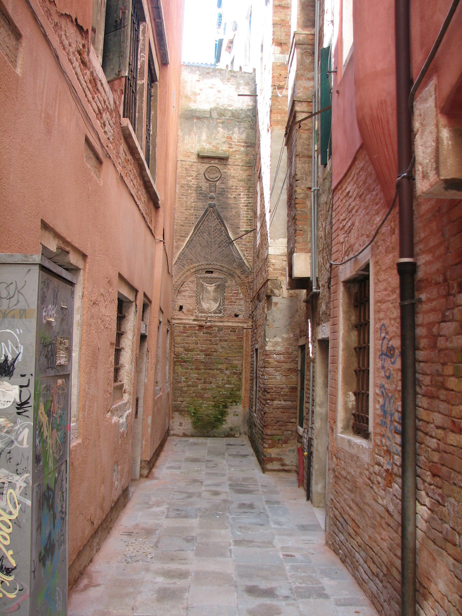 Entrance to Ramo Rimpetto Mocenigo (Off Fondamenta de li Giue) (S. Croce 2054-2067)