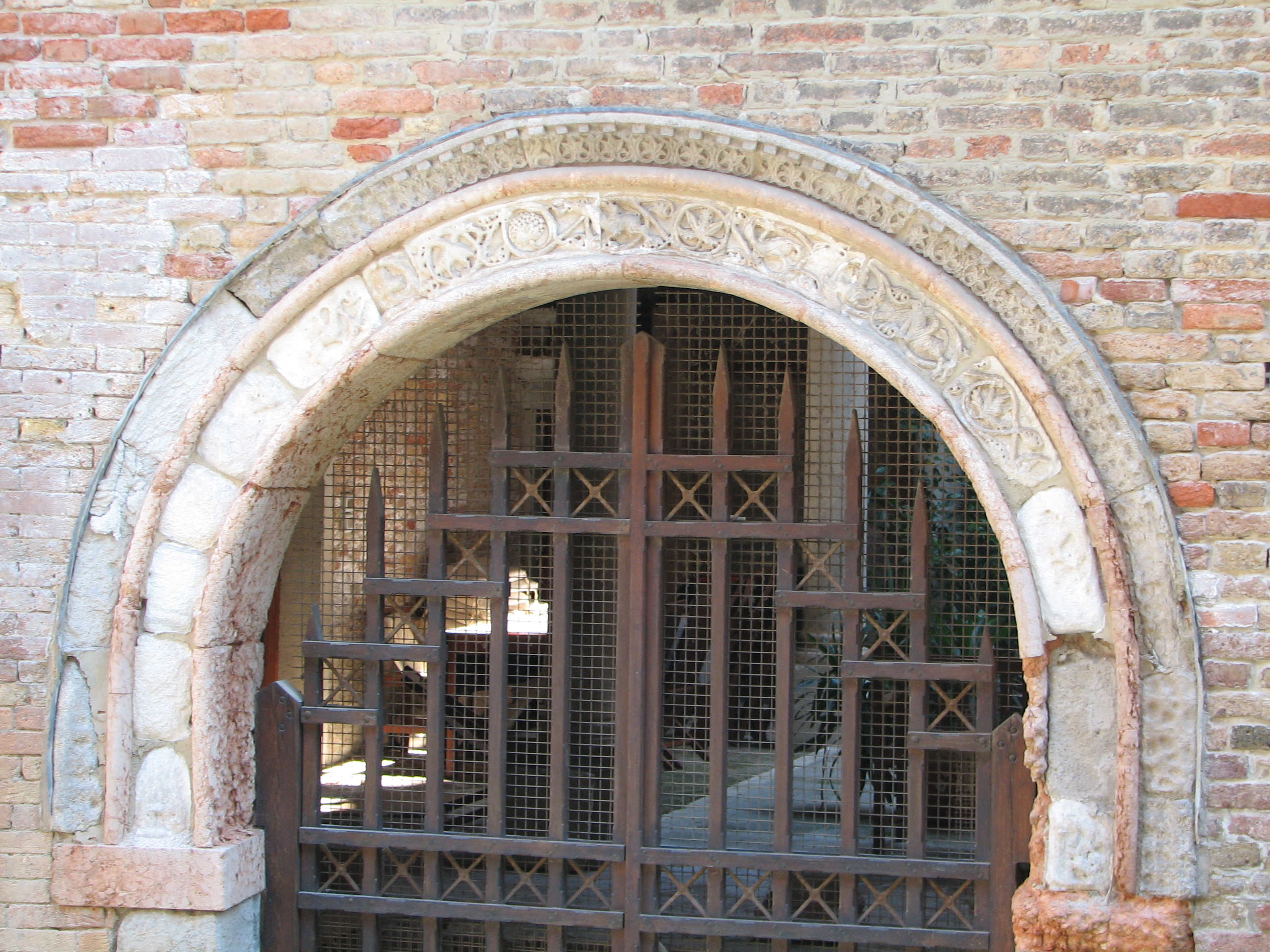 Round arch door at Ponte San Toma (S.Polo 2802)