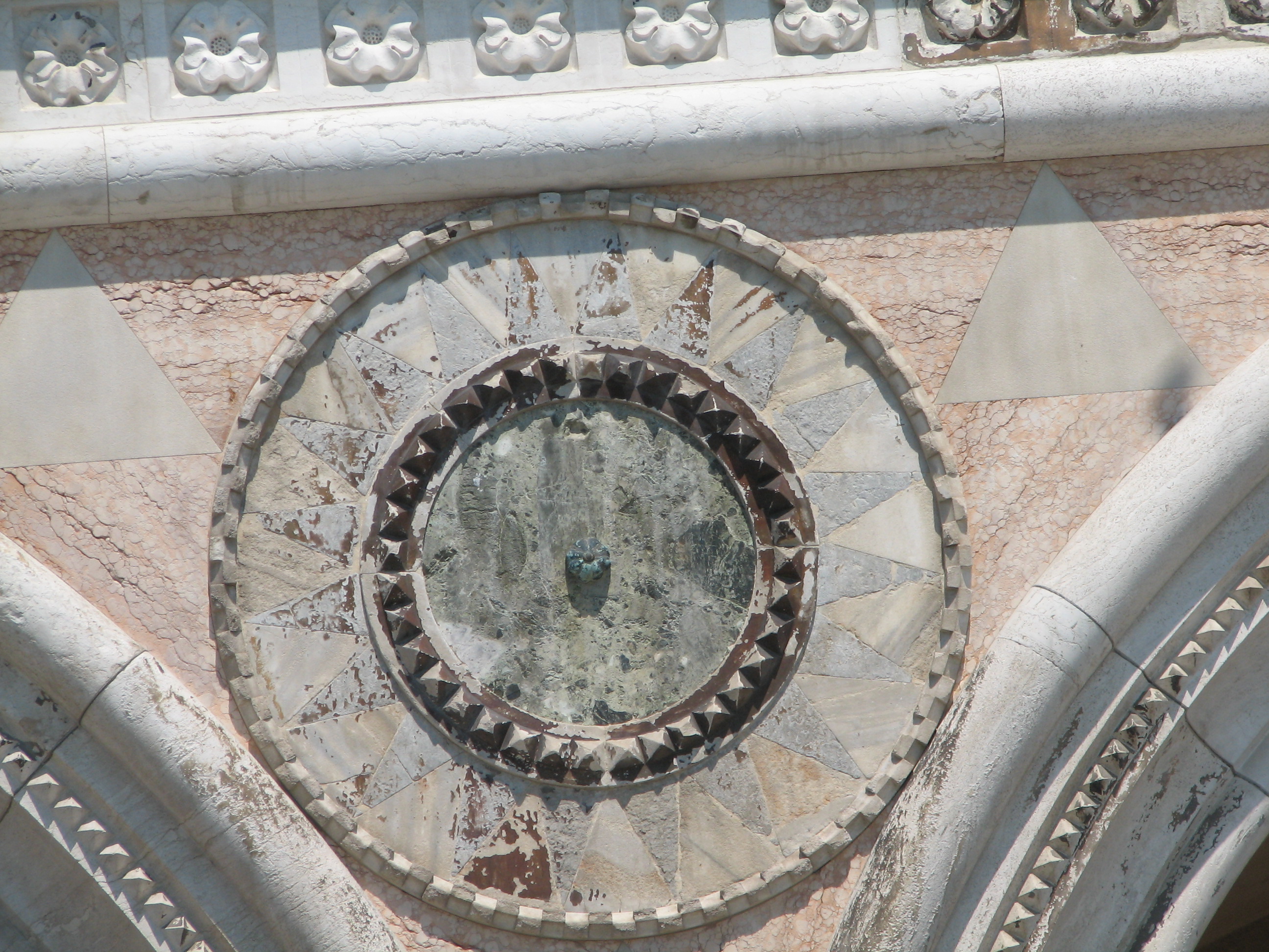 Ducal Palace: Lower arcade. Filling between the second and third arches (Molo faade)