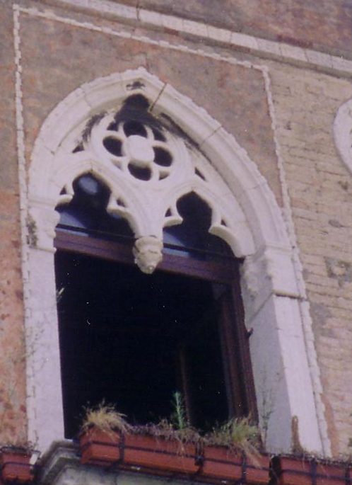 Palazzo da Mula. Detail of larger window to right: compare the drawing at Gothic Book p.53L.