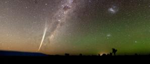 Comet Lovejoy 2011 in Milky Way - User:Naskies/Wikimedia Commons/CCC-BY-SA-3.0